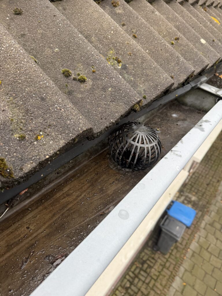 Schone dakgoot met vrije afvoer na reiniging