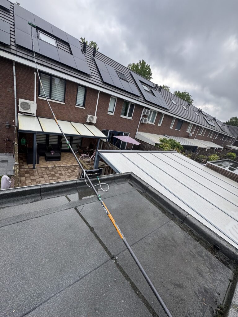 Zonnepanelen schoonmaken met een telescoopsteel door Goed Geregeld
